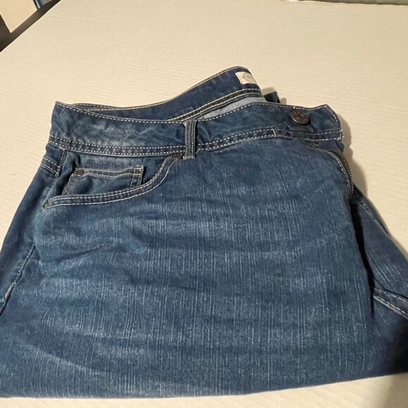 C Est 1946 Denim Jeans Women's Size 20W Blue Mid Rise Comfort Stretch Pockets - Picture 3 of 6